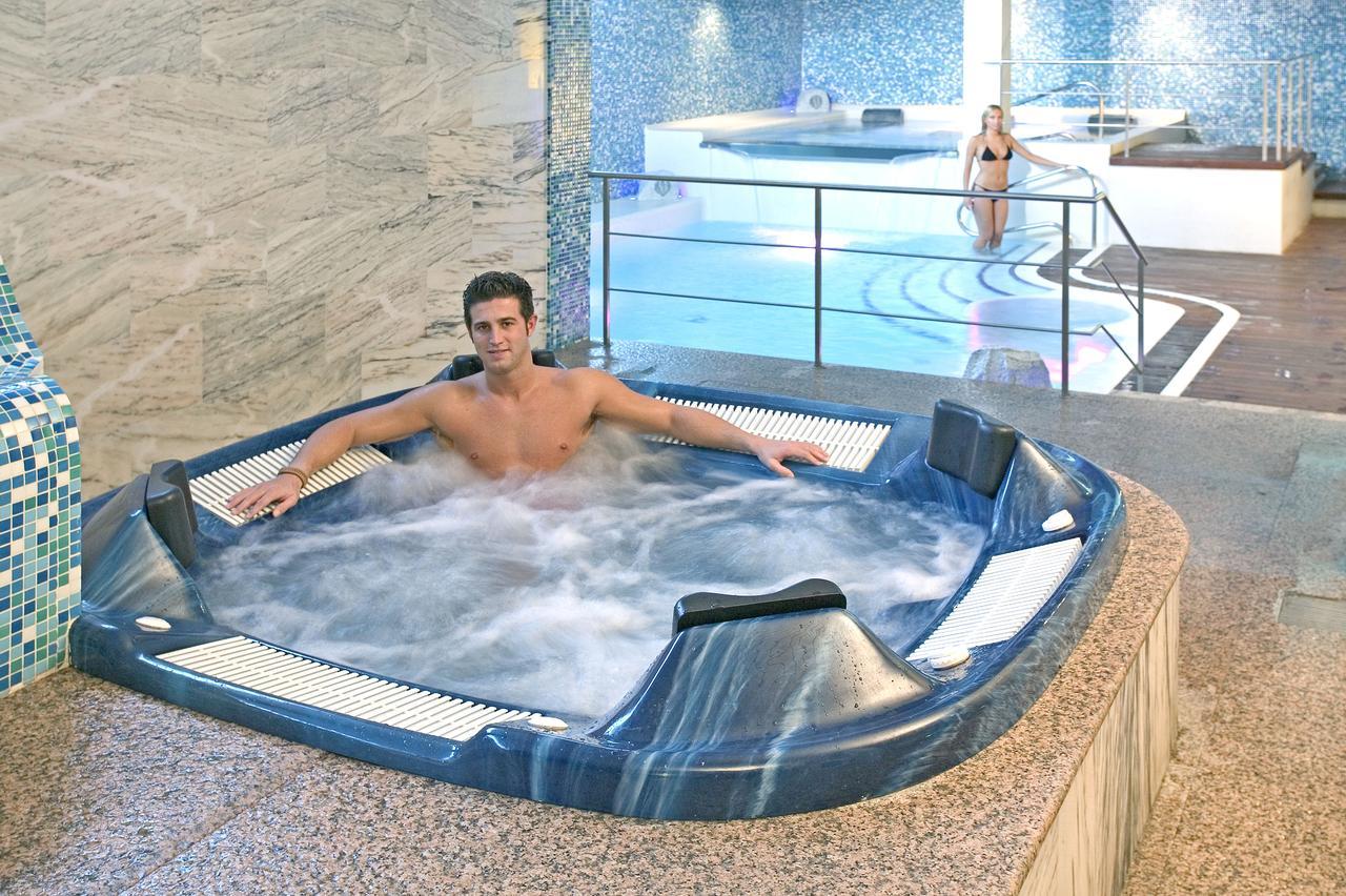 Apartamentos Spa Villa Pasiega Хознайо Стая снимка